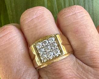 #106- $950 - Ring -14kt yellow gold - 1 ctw diamonds. 11.3 grams. sz 11. 