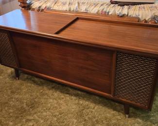 MCM RCA Victor 400 New Vista Victrola Stereo Console VGT-19