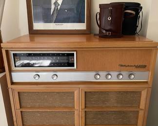1950s RCA Blond wood Orthophonic radio speaker and turntable 