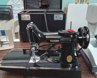 Singer Featherweight with case