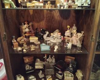 M7sic boxes and decorative Pianos