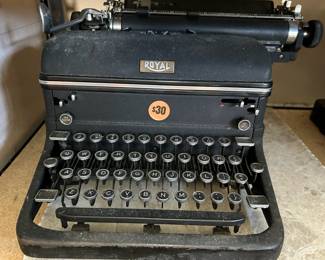 Royal KMM Magic Margin Typewriter 