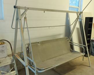 Lounge swing without shade