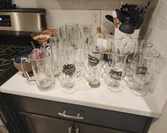 Assorted collectable glassware 