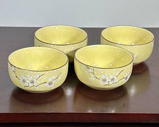 (4pc) IPOH PARADE BOWLS | Set of 4 Ipoh parade bowls decorated with flowers. - h. 2 x dia. 4 in