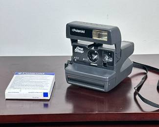 POLAROID ONE STEP CAMERA | Polaroid One Step instant film camera with film. - h. 6 x w. 5 x l. 6 in