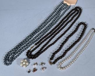 MIXED PEARL JEWELRY | Large lot of pearl jewelry including: 2 strings of dark pearls, long string of silver pearls, pearl brooch/pin with diamond simulants, and 4 pairs of pearl earrings. - l. 60 in (longest)