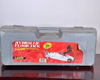 HYDRAULIC FLOOR JACK | Larin Hydraulic floor Jack with 4,500 lbs capacity. - h. 8 x w. 6 x l. 22.5 in (case)