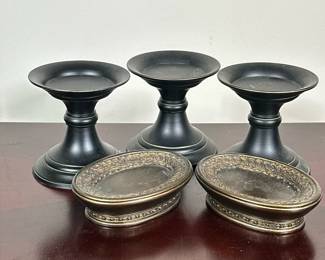 (5pc) PEDESTALS & OTHER | 
Including: 3 black pillar holders and 2 gilt pedestal display things. - h. 4.75 x dia. 4.5 in
