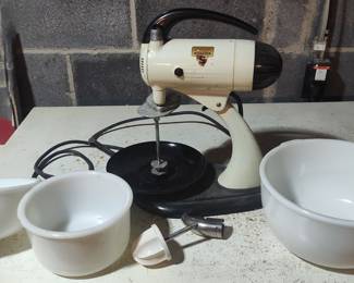 Sunbeam Mixmaster w/Bowls & Accessories