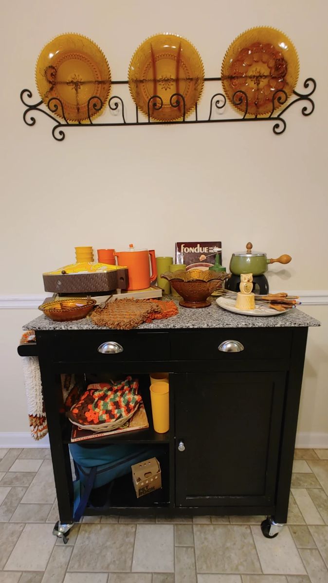 Kitchen island
Vintage tupperware