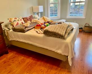 Sleep number queen bed, like new!