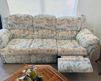 Yes, it reclines.  Because reclining is a major part of living in The Villages.