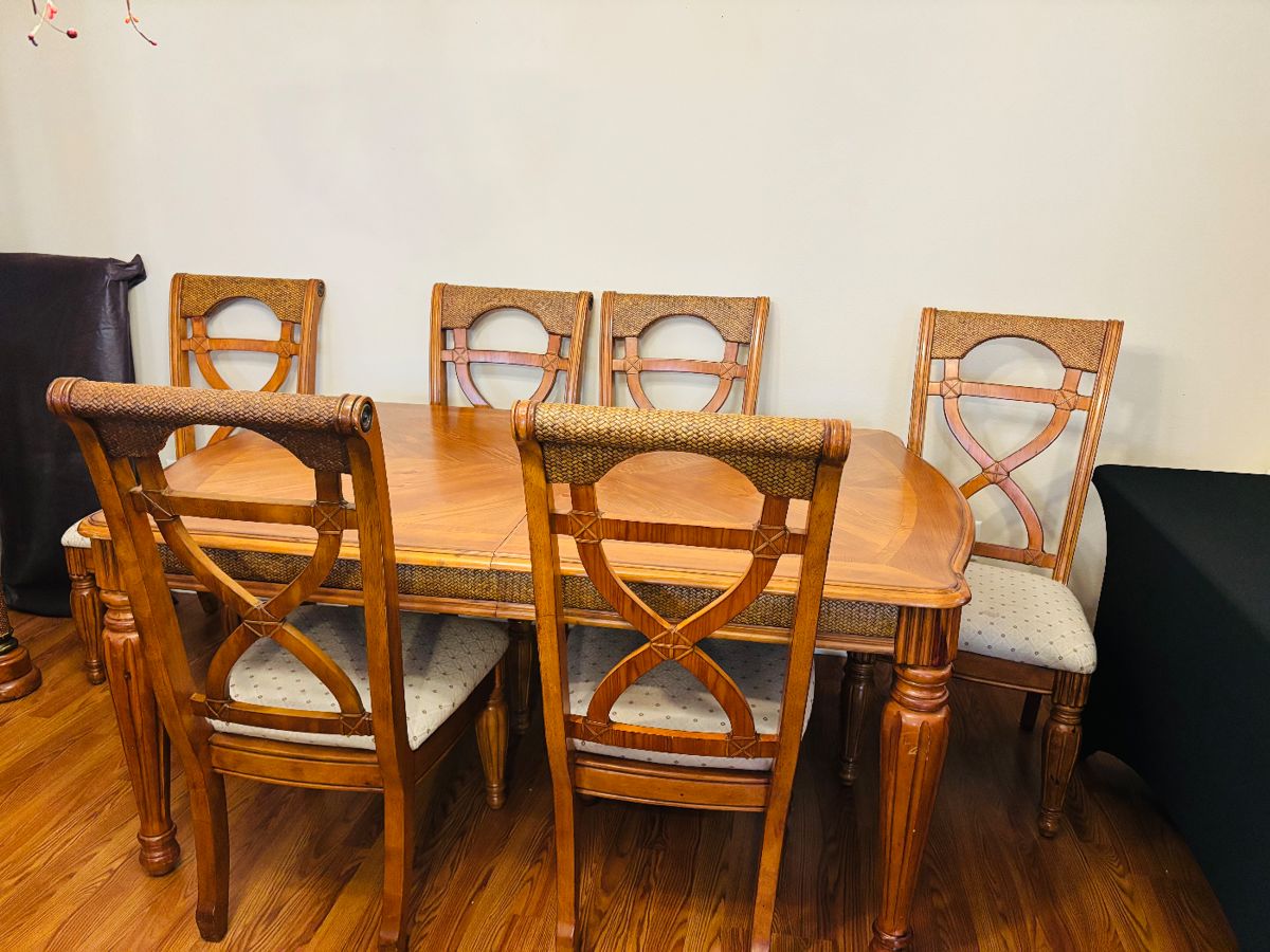 Chairs on the ends are for your wingmen.  