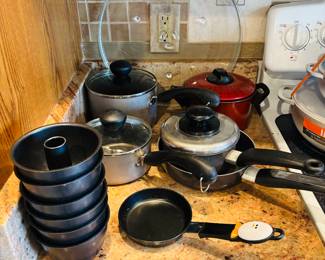 Now I see how they make a layer cake.  See the pans stacked up.