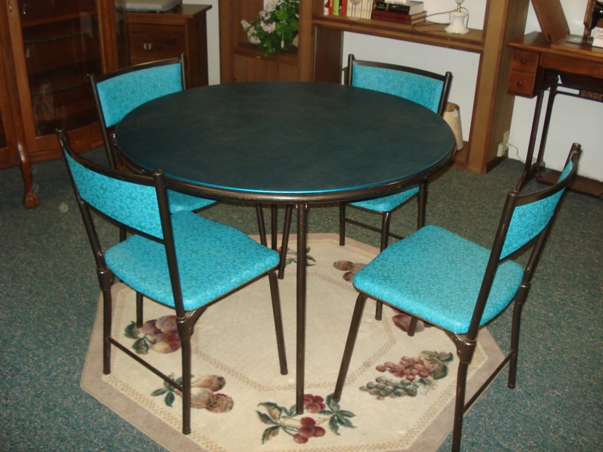 AWESOME VINTAGE COSCO ROUND TABLE & CHAIRS - EXCELLENT CONDITION!