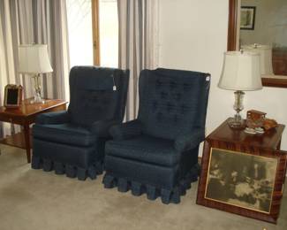 PAIR OF RECLINERS, MCM END TABLES AND LAMPS