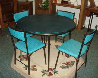 AWESOME VINTAGE COSCO ROUND TABLE & CHAIRS - EXCELLENT CONDITION!