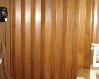 MCM PELLA WOOD ACCORDION ROOM DIVIDER IN EXCELLENT VINTAGE CONDITION!  ( TRACK CAN BE EASILY REMOVED AND REINSTALLED) 