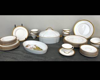 Lot 28 Royal Doulton China Royal Gold 4980 Dinner Salad Cups Saucers George Briard Coquille DOr Covered Casserole