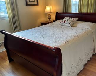 Sleigh bed