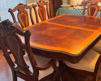 Absolutely stunning Haverty’s dining table with 2 inserts, 6 chairs and 2 captains chair.