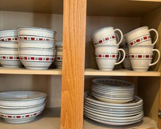 Country crock Christmas dish set
8 place setting with a few serving dishes