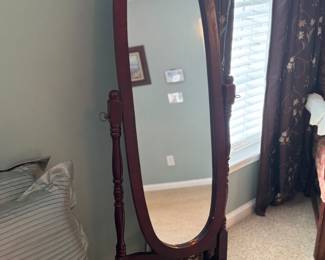 Free standing swivel mirror