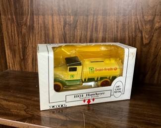 ERTL Die-Cast Metal Bank - 1931 Hawkeye Tanker Bank - Dairi-Fresh