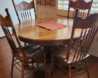 oak dinning table with 5 chairs