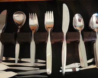 Oneida deluxe stainless flatware