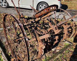 Horse drawn cultivator John Deere