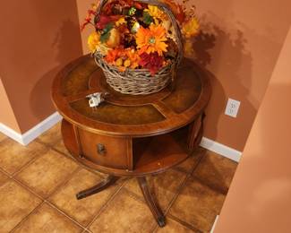 DUNCAN PHYFE LEATHER TOP ROUND TABLE, ASSORTED FLOWER DECORATIONS