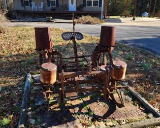 HORSE DRAWN CORN PLANTER JOHN DEERE, THE DEERE EMBLEM ONLY HAS 3 LEGS VERY RARE