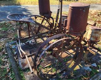 HORSE DRAWN CORN PLANTER JOHN DEERE, THE DEERE EMBLEM ONLY HAS 3 LEGS VERY RARE