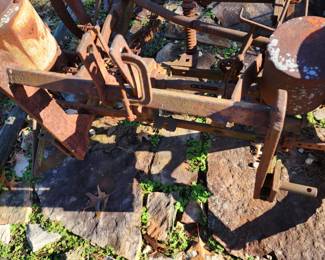 HORSE DRAWN CORN PLANTER JOHN DEERE, THE DEERE EMBLEM ONLY HAS 3 LEGS VERY RARE