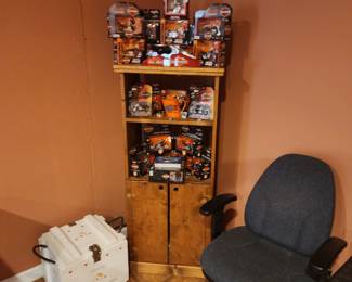 ASSORTED HARLEY DAVIDSON ITEMS, OFFICE CHAIR, CABINET