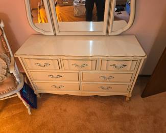 Awesome vintage 7 Drawer dresser