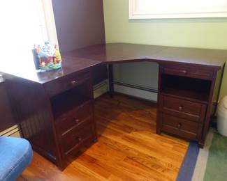 Corner desk