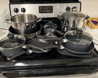 Pots and pans in great shape.