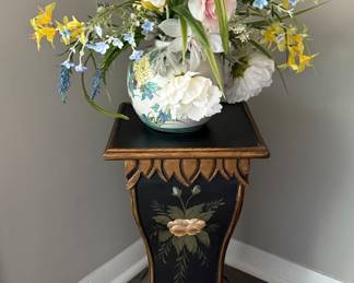 Pretty stand and ginger jar with flowers