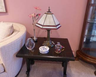 Pair of vintage end tables, Tiffany style lamp, bric-a-brac