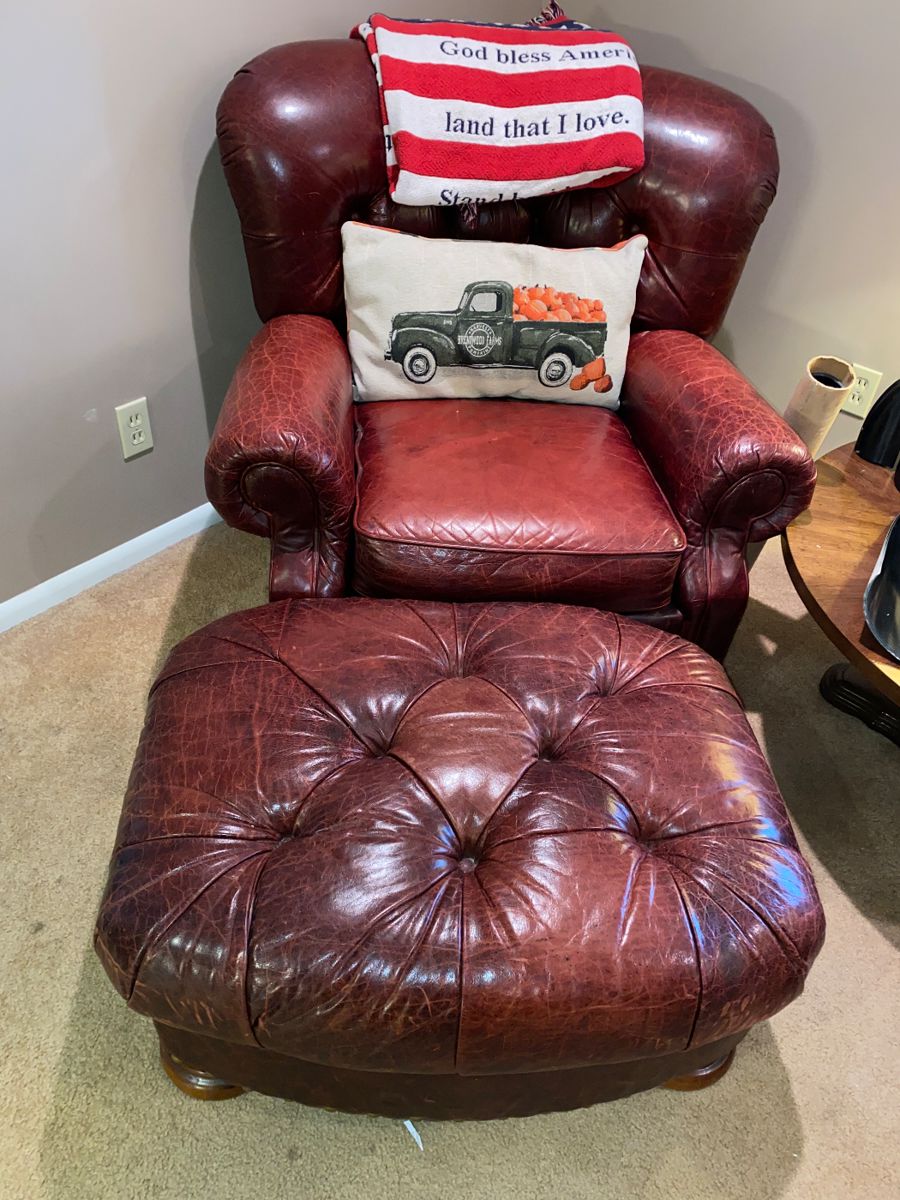 Leather armchairs and ottoman- super comfy!