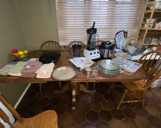 Oak kitchen table with 4 chairs and multiple leaves 