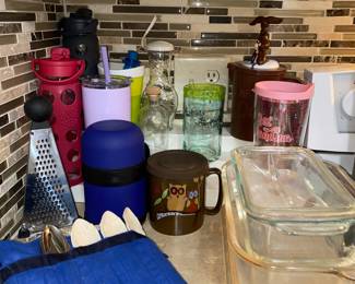 Assorted kitchenware 