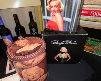 Marilyn Monroe paper basket and containers