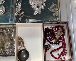 Assorted jewelry 