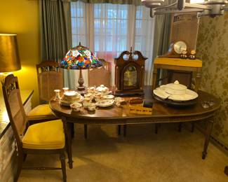 Dining room set with table, leaves and 6 chairs 