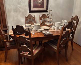 Gorgeous dining table with 6 chairs