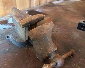 Vintage Bench Vise Rock Island , Antique Tool